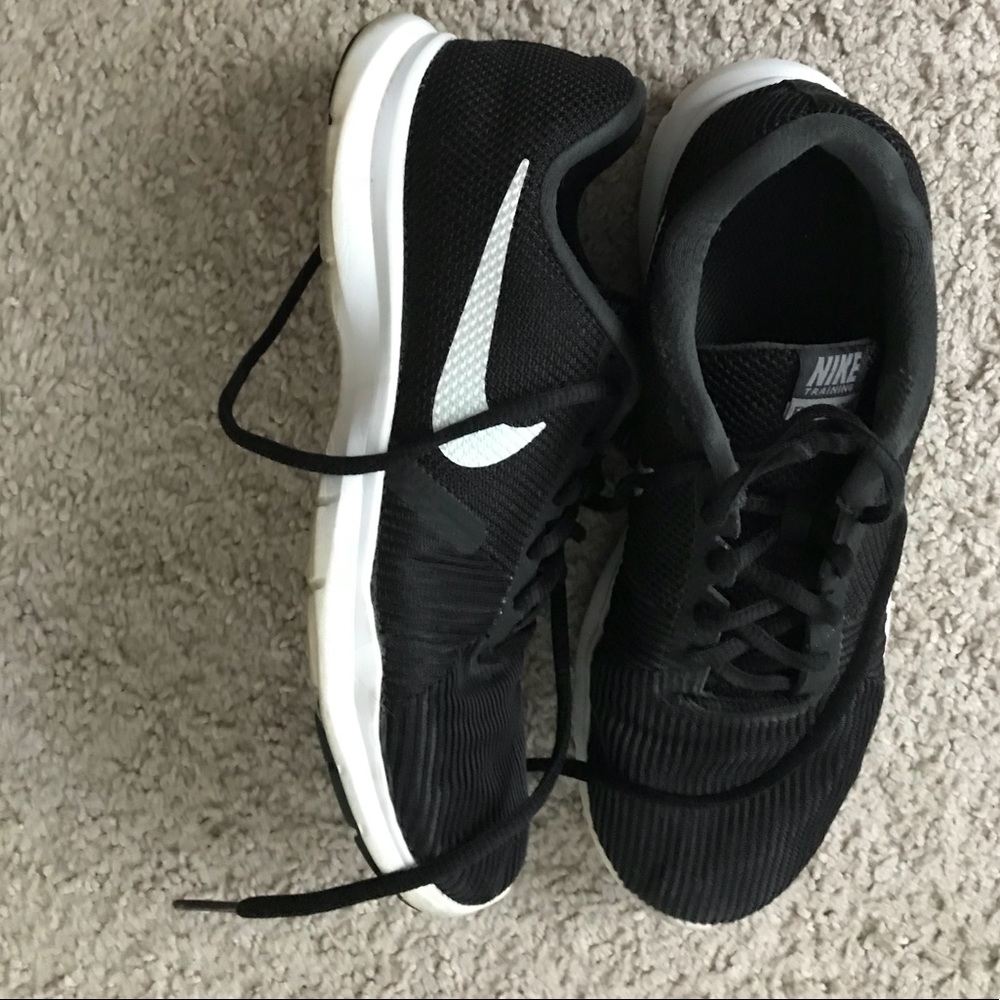 Black nike flex tennis shoes